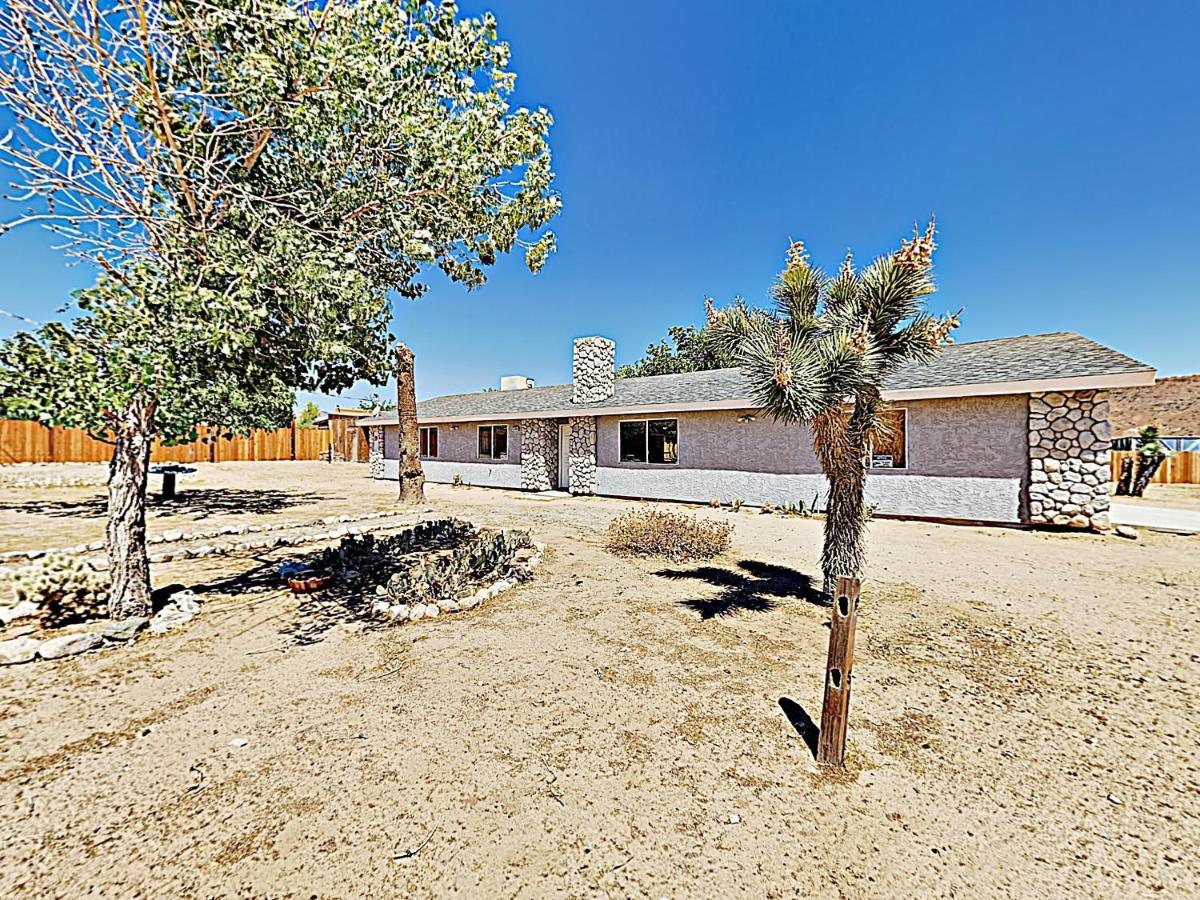 Rawhide Ranch - Walk To Pappy And Harriet'S With Hot Tub! Home Yucca Valley Exterior foto